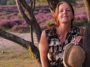 Annette contre arbre bon