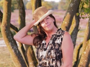 Annette de face centree avec chapeau parfait