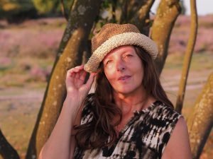Annette de face contre arbre chapeau de paille Golden Hour regard mysterieux parfait