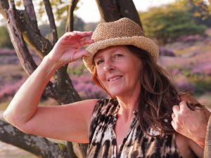 Annette de face dans arbre avec chapeau de paille Golden Hour