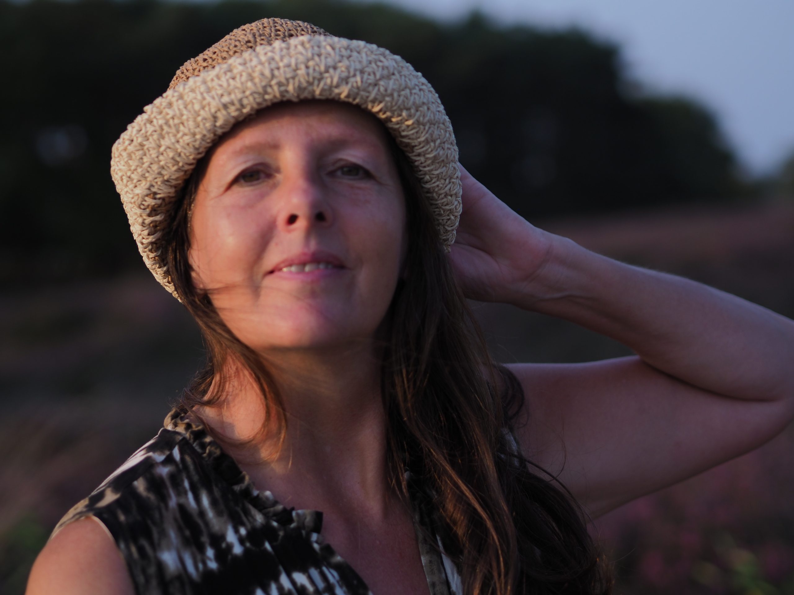 OLYMPUS DIGITAL CAMERA Annette de face legerement tournee regard de face gauche de lecran Golden Hour parfait scaled