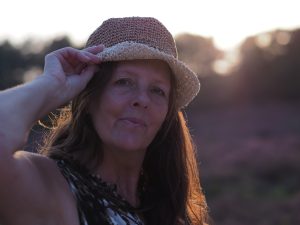 Annette de face legerement tournee regard de face tient chapeau gauche de lecran Golden Hour parfait