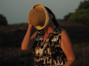 Annette face cachee par chapeau de paille Golden Hour bon