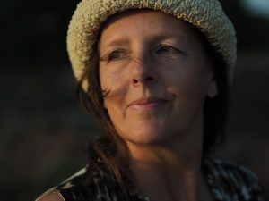 Annette gros plan legerement profil regard a gauche de lecran avec chapeau Golden Hour parfait