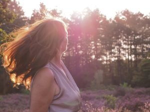 Annette mouvement cheveux au vent Golden Hour bon